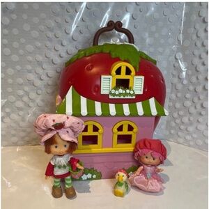 Strawberry Shortcake 🍰 house and 🍓doll bundle